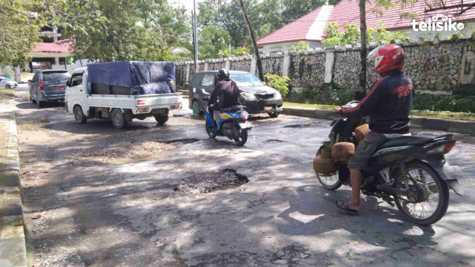 Kondisi jalan depan gedung paripurna DPRD Sultra. Foto: Musdar/Telisik