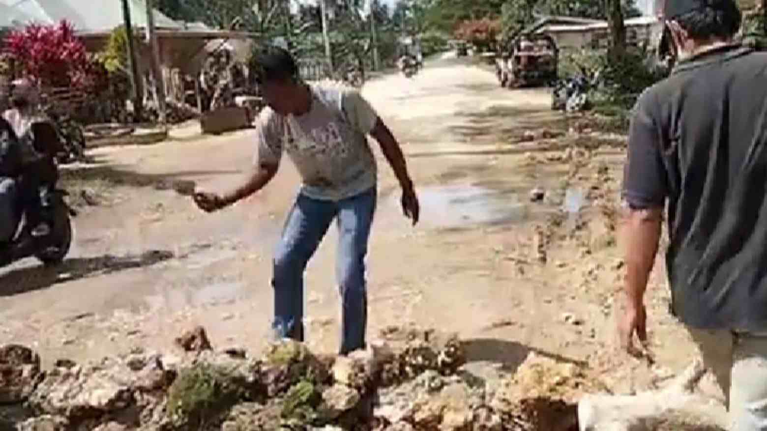 Jalan provinsi yang diblokir warga menggunakan tumpukan batu. Foto: Ist.