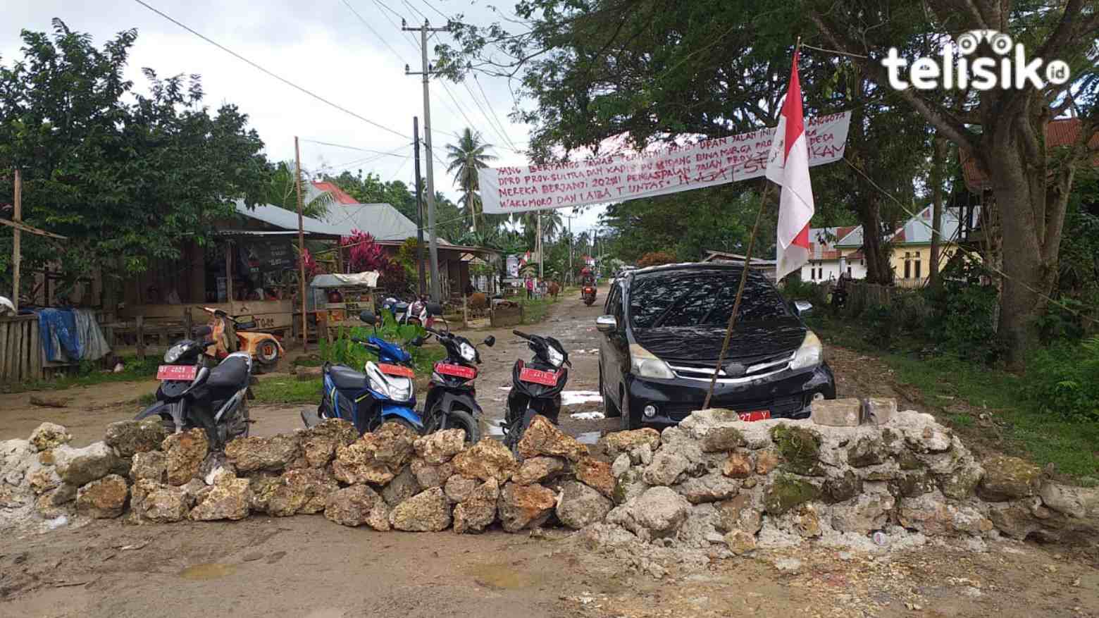 Randis yang disandera di jalan yang diblokir. Foto: Sunaryo/Telisik