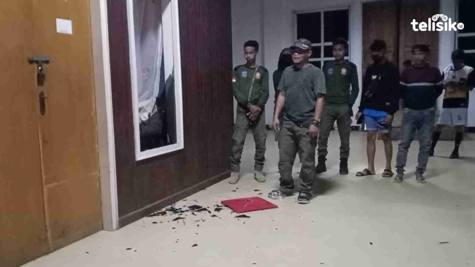 Kaca di Kantor Bupati Muna yang dirusaki OTK. Foto: Sunaryo/Telisik