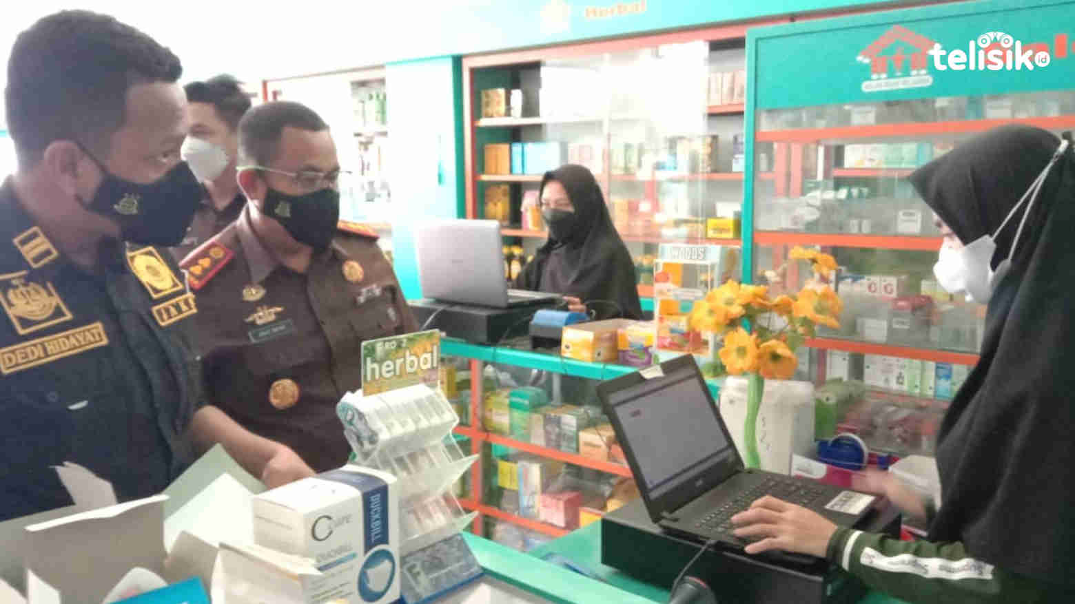 Kajari Muna, Agustinus Baka Tangdililing memantau obat COVID-19 di apotek. Foto: Sunaryo/Telisik