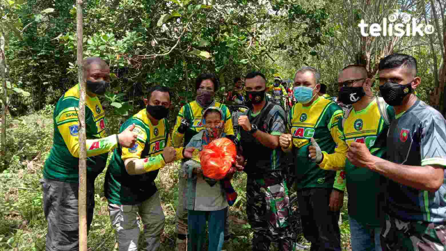 Kajari Muna, Agustinus Baka Tangdililing didampingi Ketua DPRD Mubar, Wa Ode Sitti Sariani Ilaihi, Sekda Mubar, Husen Tali dan Anggota DPRD Muna, Awal Jaya Bolombo menyerahkan bantuan beras. Foto: Sunaryo/Telisik