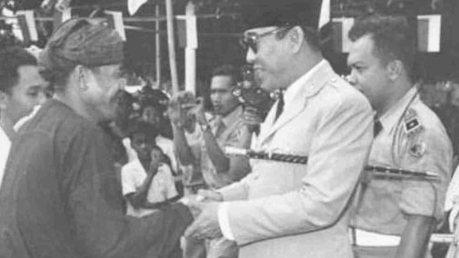 Presiden Sukarno menyalami Pak Hasan, utusan Baduy, di Rangkasbitung, pada 29 Maret 1957. (Dinas Perpustakaan dan Kearsipan Provinsi Banten). Foto: Repro Historia.id