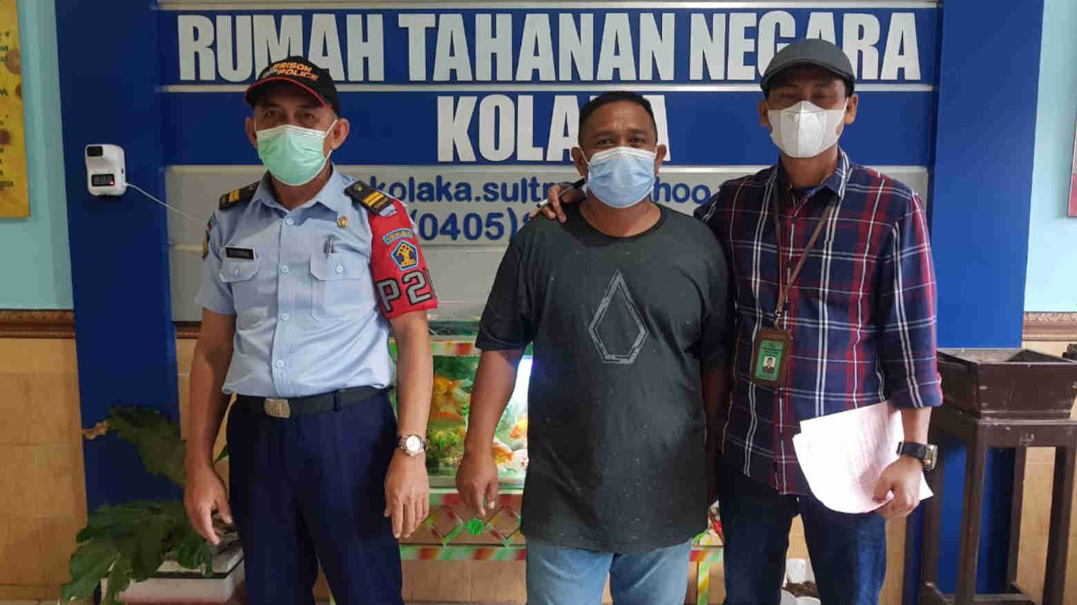 Kepala Desa Patikala, Kecamatan Tolala, terpidana kasus ijazah palsu saat Pilkades 2019 bersama JPU Kejaksaan Negeri Kolut di Rutan Kolaka. Foto: Ist.