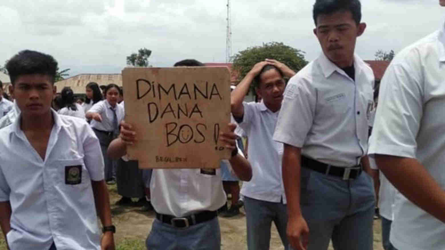 Sejumlah pelajar mempertanyakan dana BOS. Foto: Repro KOMPAS
