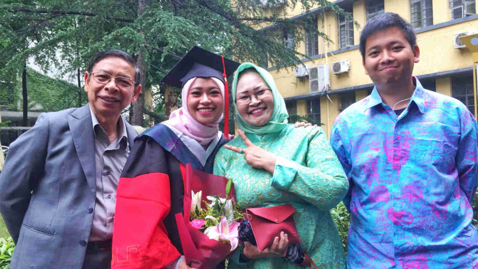 Shinta Amalina bersama kakak dan kedua orangtuanya saat diwisuda S3 di Wuhan University of Technology (WUT) China. Foto: Ist.