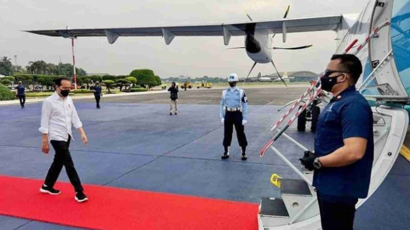 Presiden Jokowi ketika bertolak dari Bandara Halim Perdana Kusuma, Jakarta menuju Kota Cirebon dengan menggunakan pesawat khusus ATR 72-600. Foto: Repro IG Jokowi