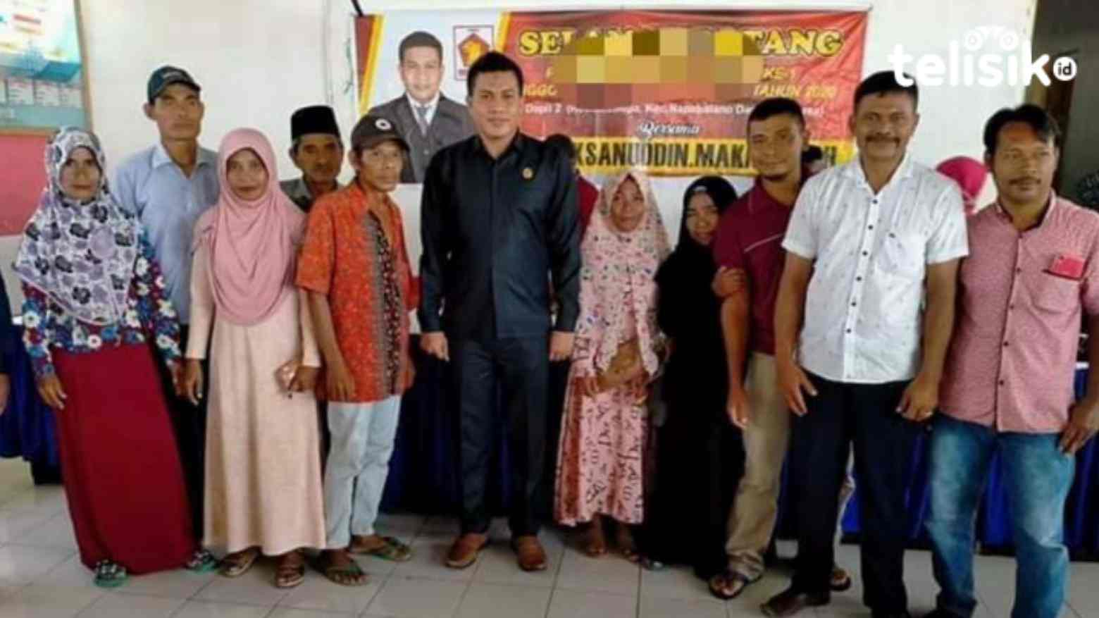 Anggota DPRD Muna, Mohamad Ikhsanuddin bersama warga. Foto: Sunaryo/Telisik