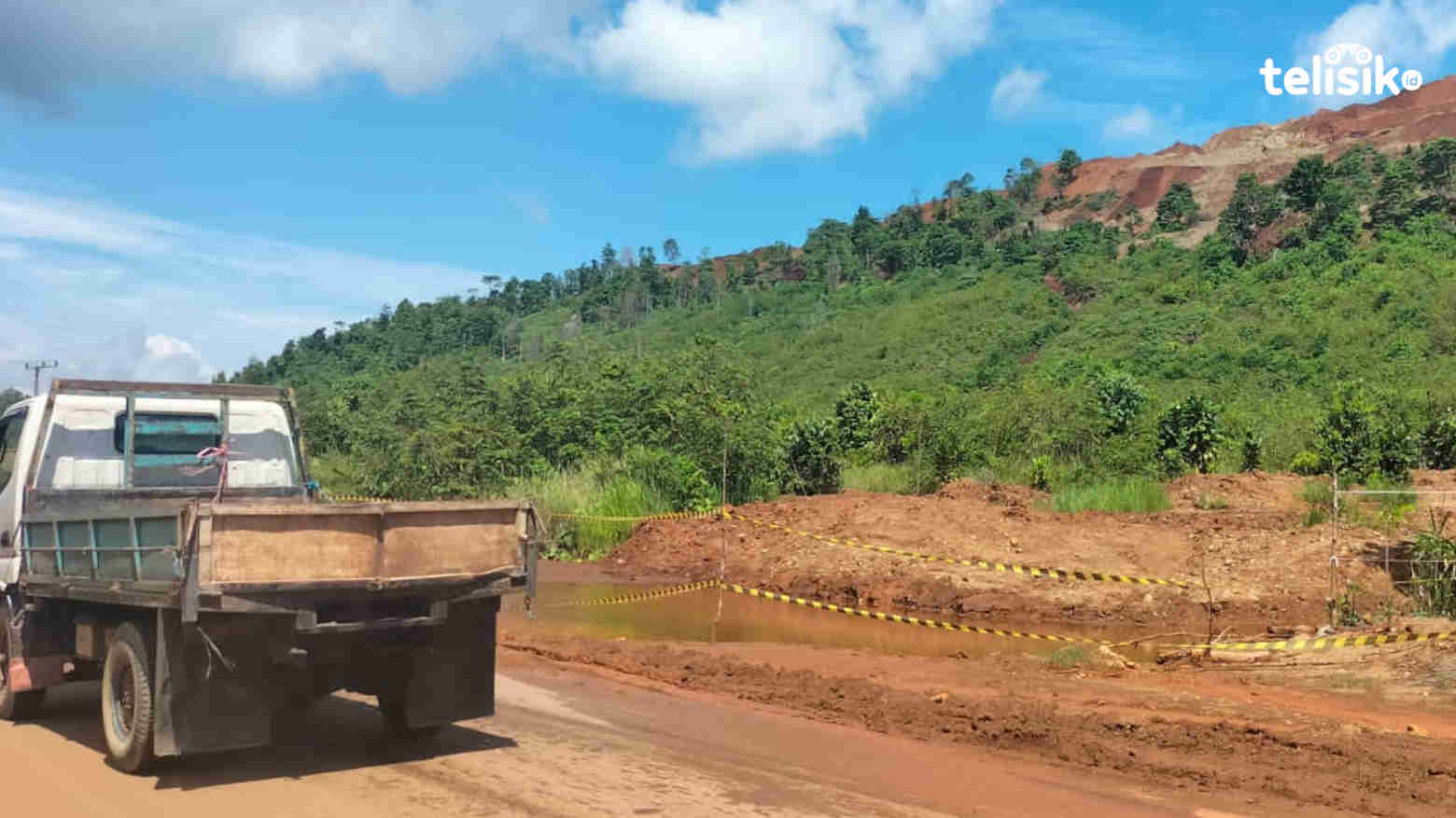 Luapan Lumpur di jalan Poros Trans Sulawesi, Desa Lelewawo, Kecamatan Batu Putih, Kolut. Foto: Muh. Risal/Telisik