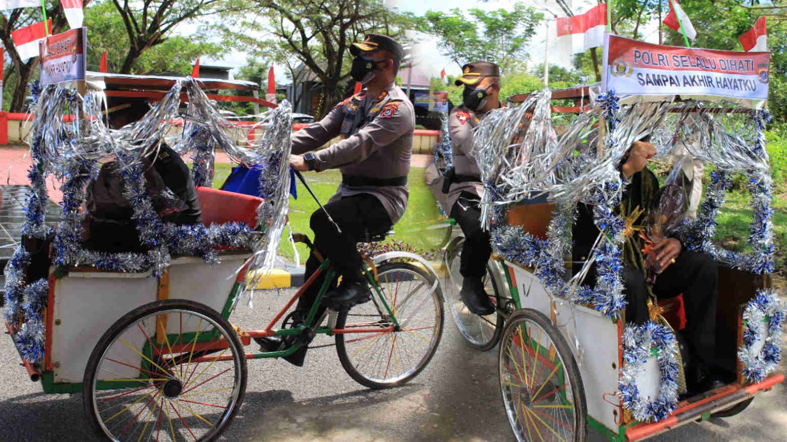 Kapolres dan Wakapolres Konawe membawa dua personel yang memasuki masa purnabakti dengan becak. Foto: Humas Polres Konawe