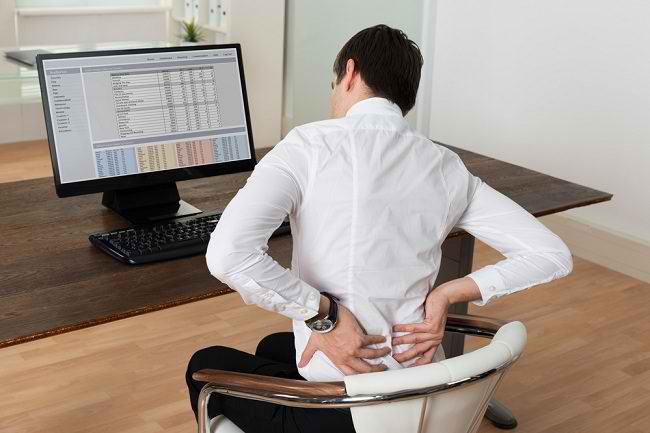 Sakit punggung akibat kelamaan duduk bekerja di rumah selama WFH. Foto: Repro alodokter.com