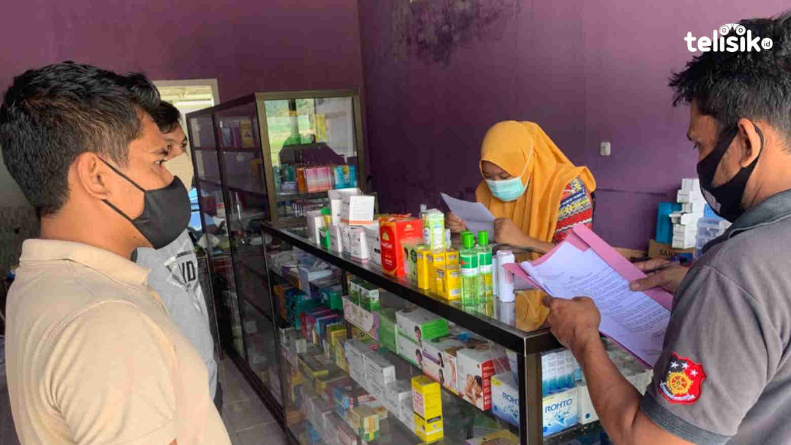 Personel Satresnarkoba Polres Bombana saat lakukan pengawasan HET obat di apotek. Foto: Hir/Telisik
