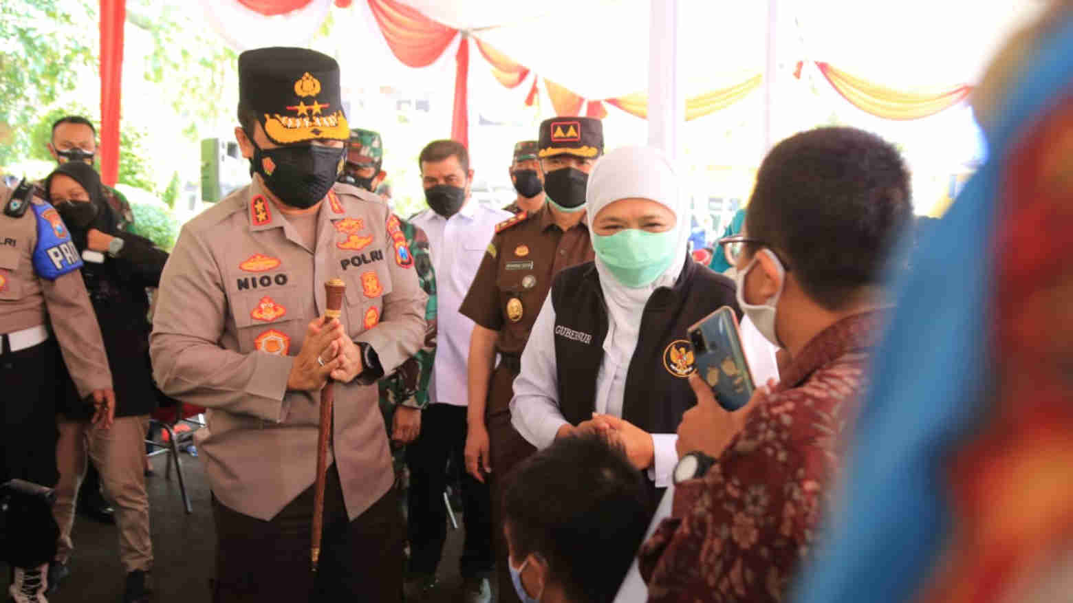 Kapolda Jatim, Irjen Pol Nico Afinta dan Gubernur Khofifah saat meninjau vaksinasi disabilitas. Foto: Ist.