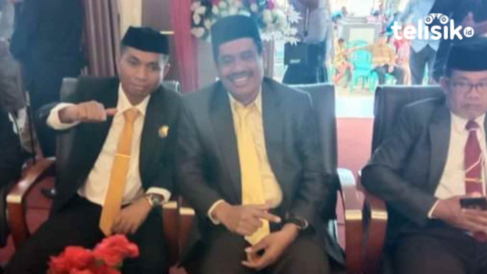 Kepala BKPSDM Muna, Sukarman Loke (tengah) bersama anggota DPRD, Zahrir Baitul. Foto: Sunaryo/Telisik