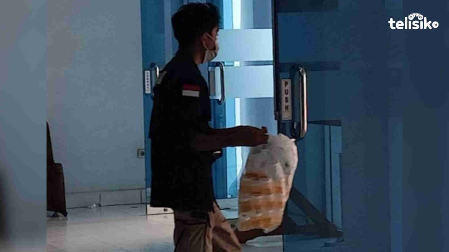 Tampak salah satu petugas BNNK membawa hasil urine sejumlah pejabat daerah Kolaka. Foto: Muh Sabil/Telisik