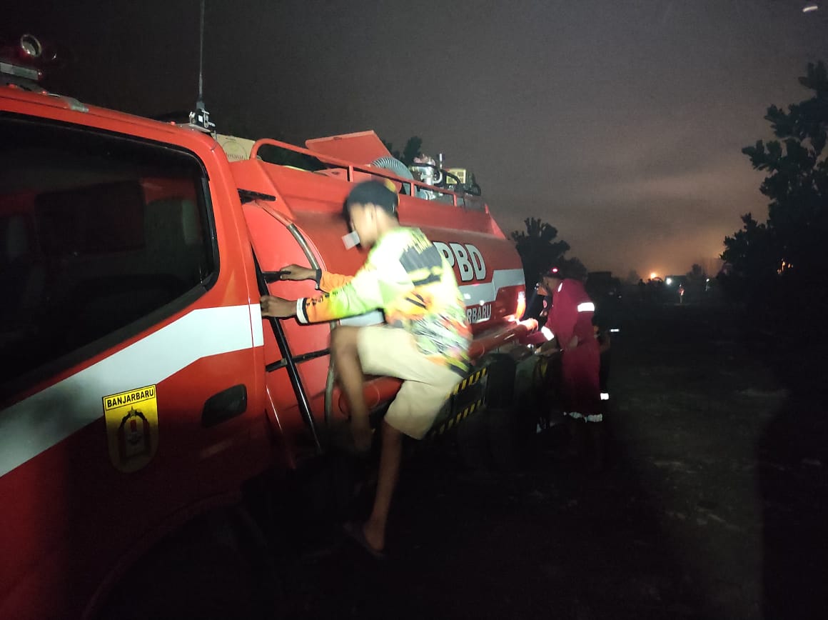 Mobil water supply diturunkan untuk memadamkan api yang membakar hutan dan lahan di Banjarbaru, Kalsel. Foto: BPBD Banjarbaru