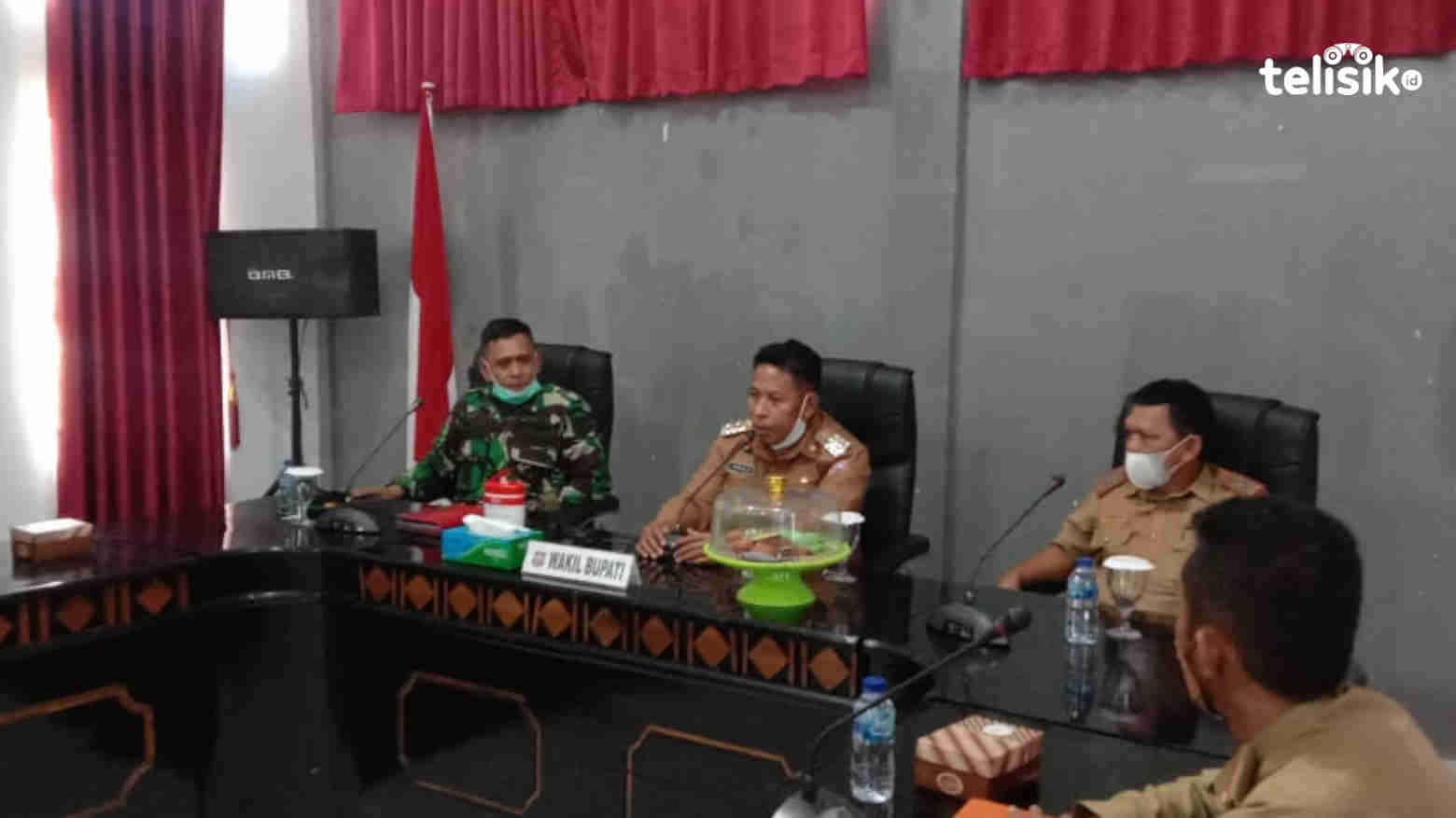 Wakil Bupati Butur, Ahali (tengah) saat pimpin rapat. Foto: Aris/Telisik