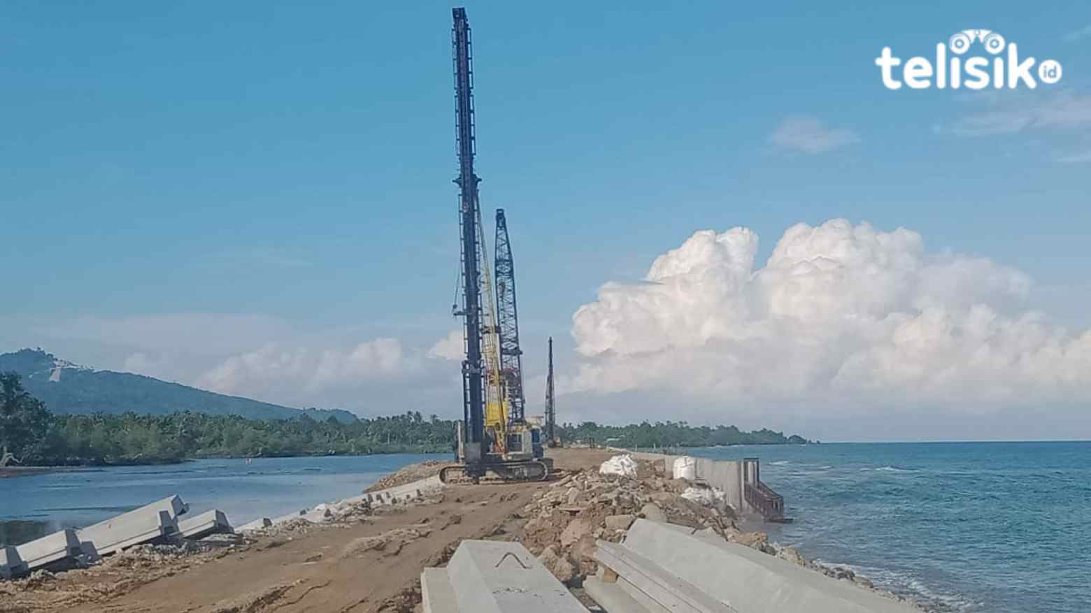 Proses Pematangan Lokasi dan Pemancangan Dinding Penahanan Tanah (Talud) Bandar Udara Kolaka Utara. Foto: Muh. Risal/Telisik