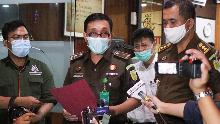 Kepala Pusat Penerangan dan Hukum Kejagung, Leonard Ebenezer Simanjuntak (tengah). Foto: Repro cnbcindonesia.com