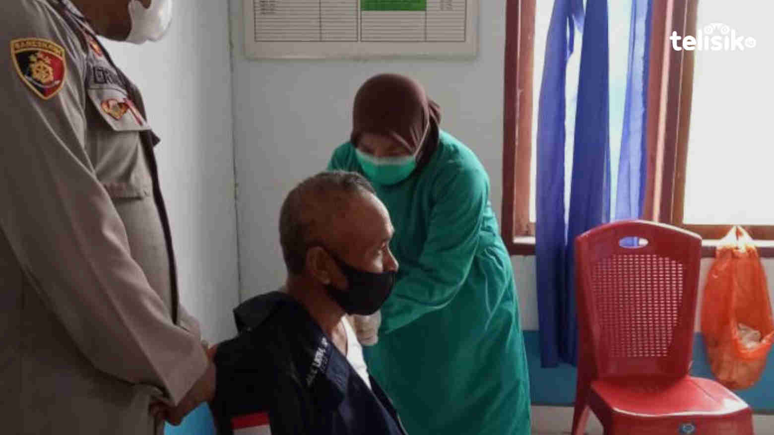 Vaksinasi kepada warga disabilitas didampingi oleh kepolisian. Foto: Hir/Telisik
