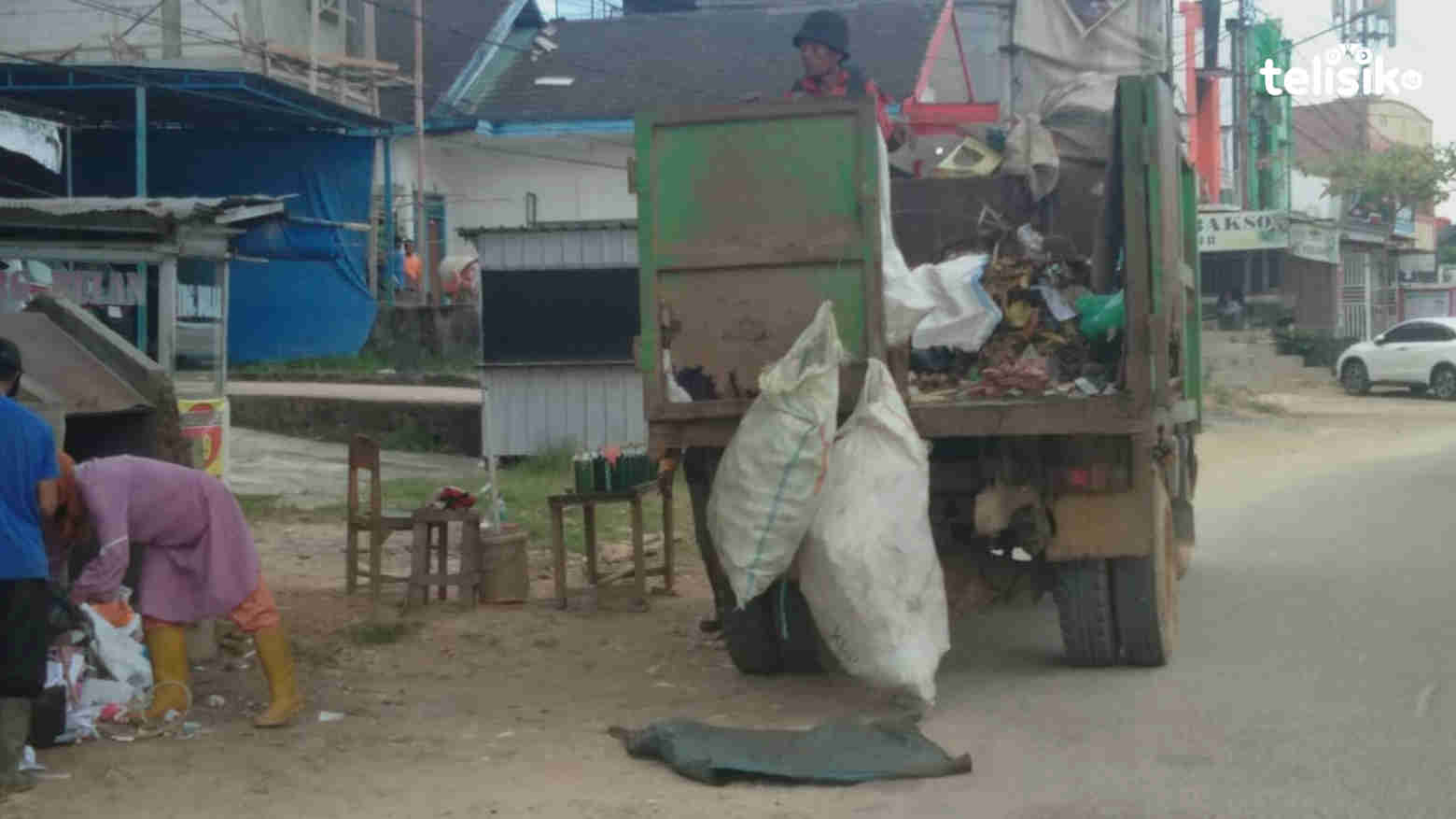 Petugas kebersihan sedang mengangkut sampah di TPS. Foto: Fitrah Nugraha/Telisik
