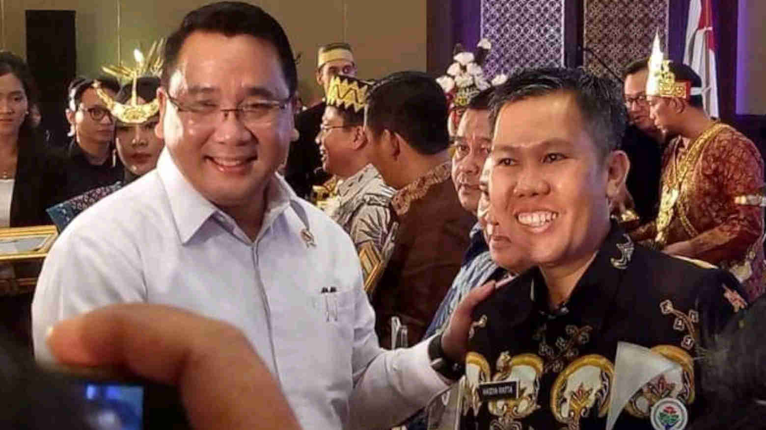 Hasdin Ratta (kanan) saat menerima penghargaan TIK terbaik di Jakarta tahun 2019 lalu. Foto: Ist.