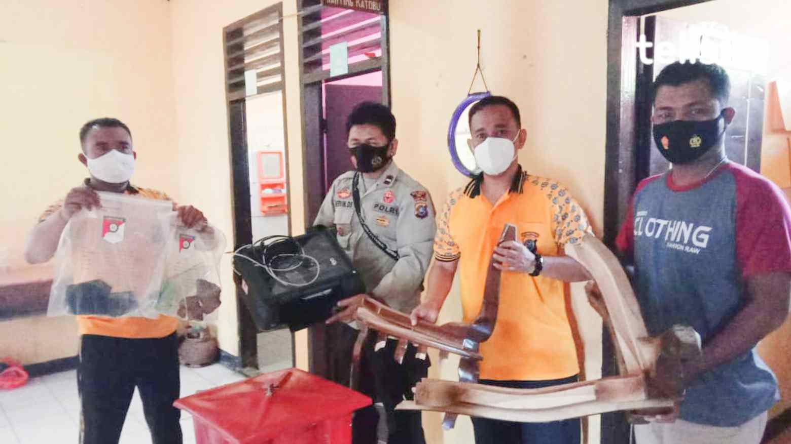 Kapolsek Katobu, IPTU LM Arwan bersama anggotanya memperlihatkan barang bukti yang dirusak pelaku. Foto: Sunaryo/Telisik
