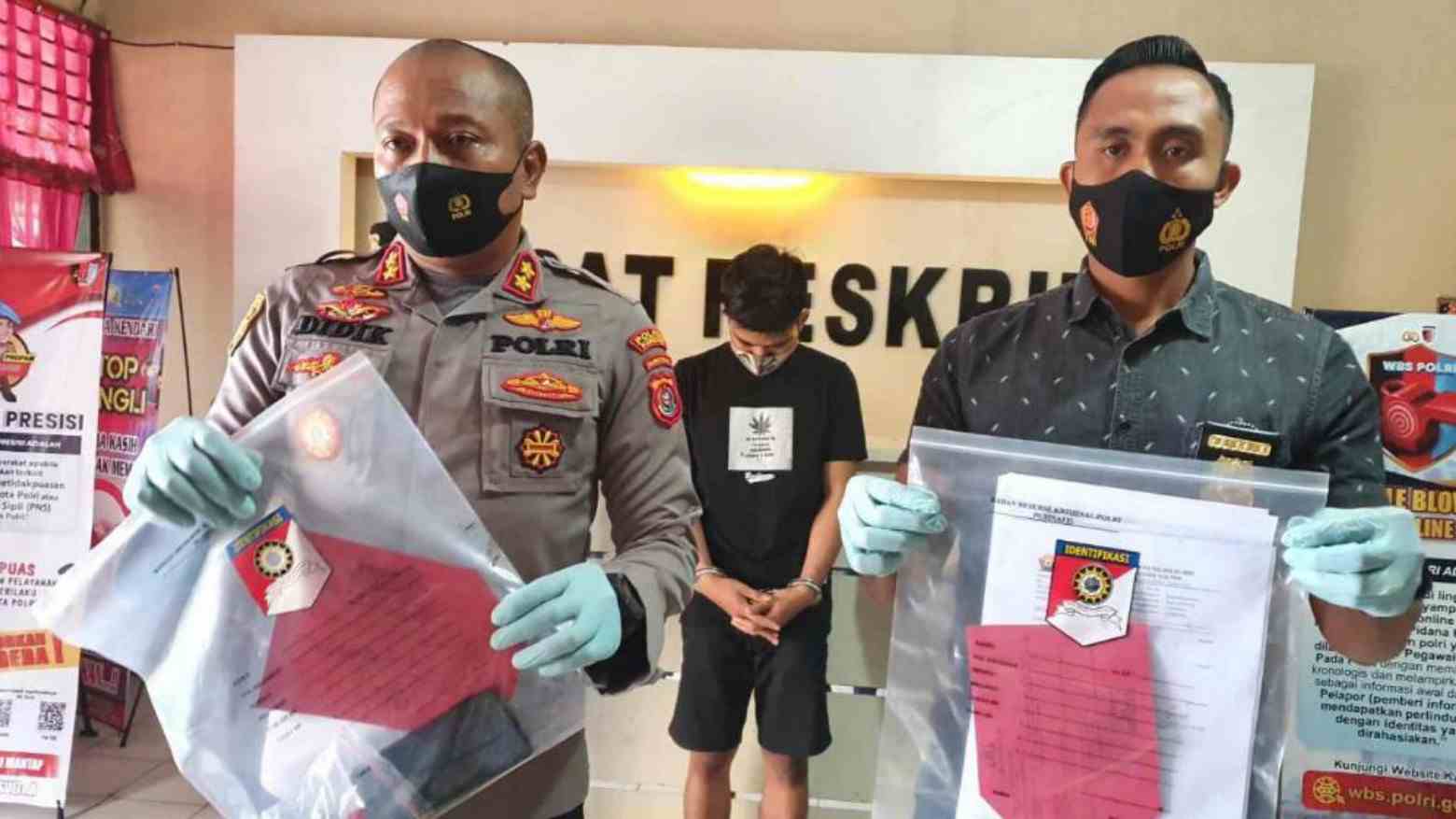 Pihak Kepolisian saat menunjukan barang bukti kasus pemalsuan PCR terhadap 23 mahasiswa asal jakarta. Foto: Humas Polres Kendari/Ist