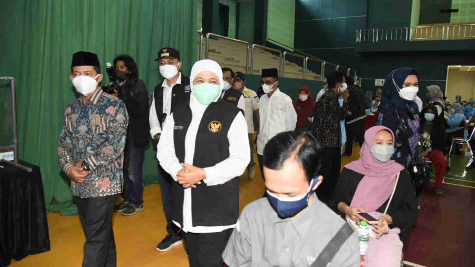 Gubernur Khofifah saat meninjau pelaksanaan vaksinasi di Unesa. Foto: Ist.