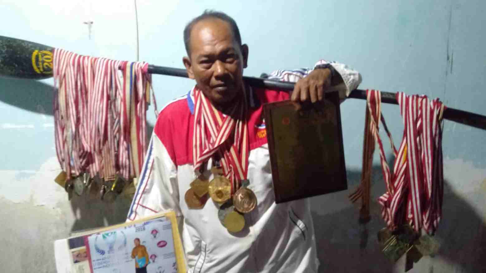 Abdul Razak bersama puluhan medali dan sertifikat kejuaraan tingkat nasional dan internasional. Foto: Eki