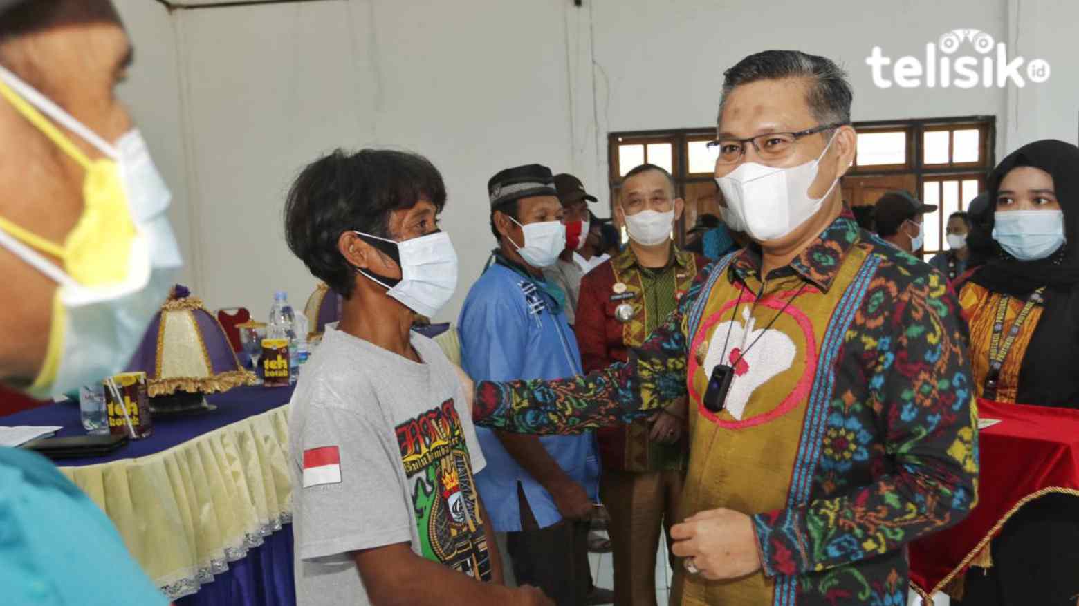 Wali Kota Kendari, Sulkarnain Kadir (kanan) saat menyapa warga. Foto: Musdar/Telisik