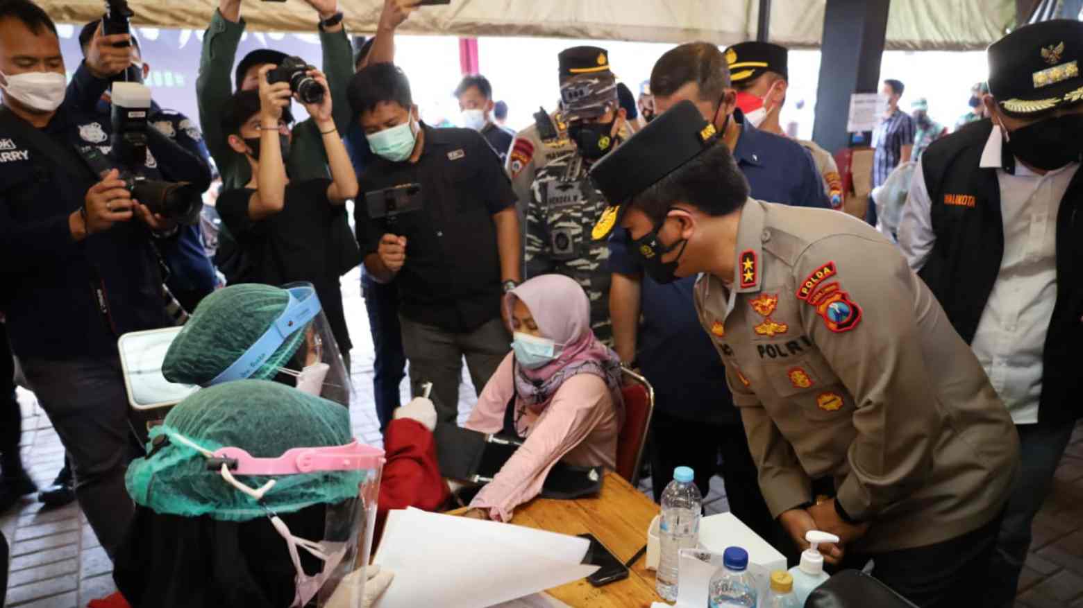 Kapolda Jatim saat meninjau vaksinasi Bonek Mania. Foto: Ist.