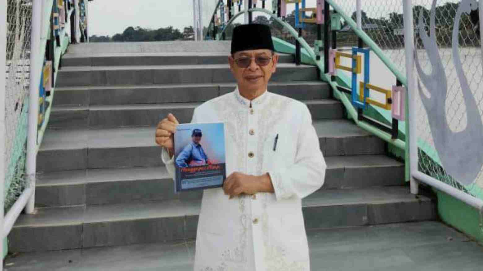 Prof. Havidz Aima bersama buku biografinya yang berjudul 