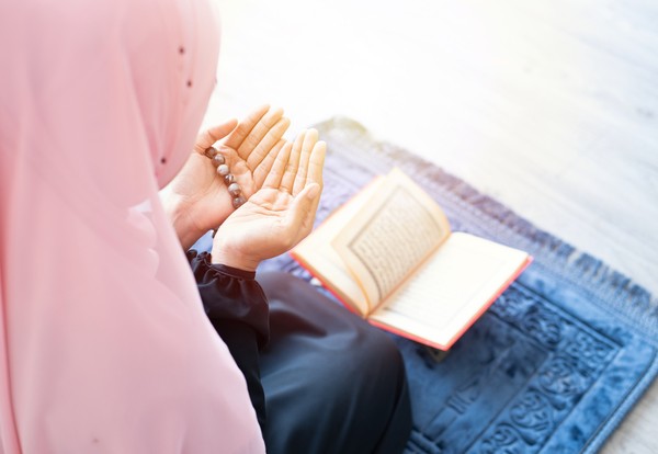 Berdoa dan mengaji ibadah yang diwajibkan bagi umat Islam. Foto: Repro google.com