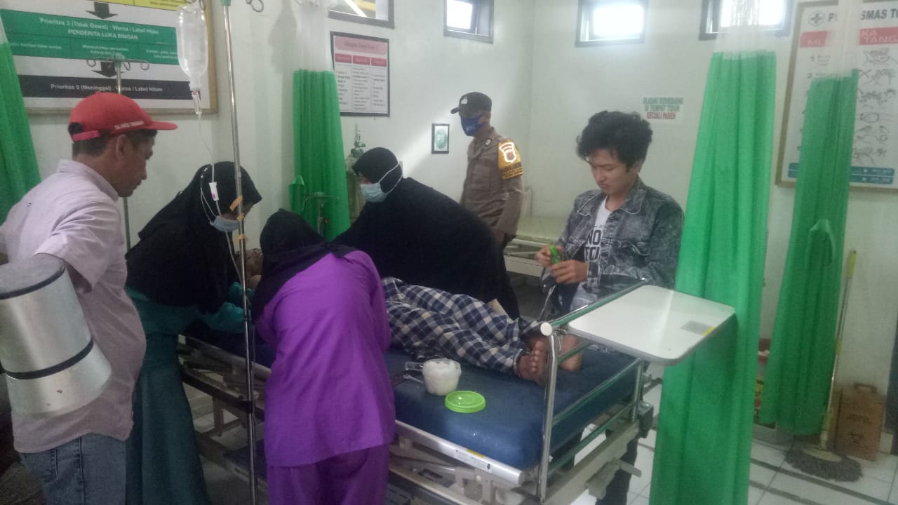 Korban IF (20) saat mendapatkan pertolongan medis di Puskesmas Toshiba, kecamatan Samaturu. Foto: Ist.