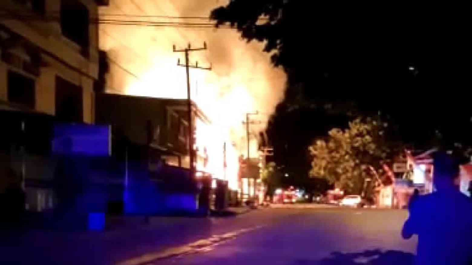 Dua Rumah tengah terbakar di Kota Baubau, Foto: Ist.