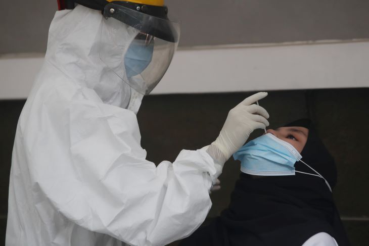 Nakes sedang melakukan tes Swab Antigen kepada pelamar CPNS. Foto: Repro Pikiran Rakyat