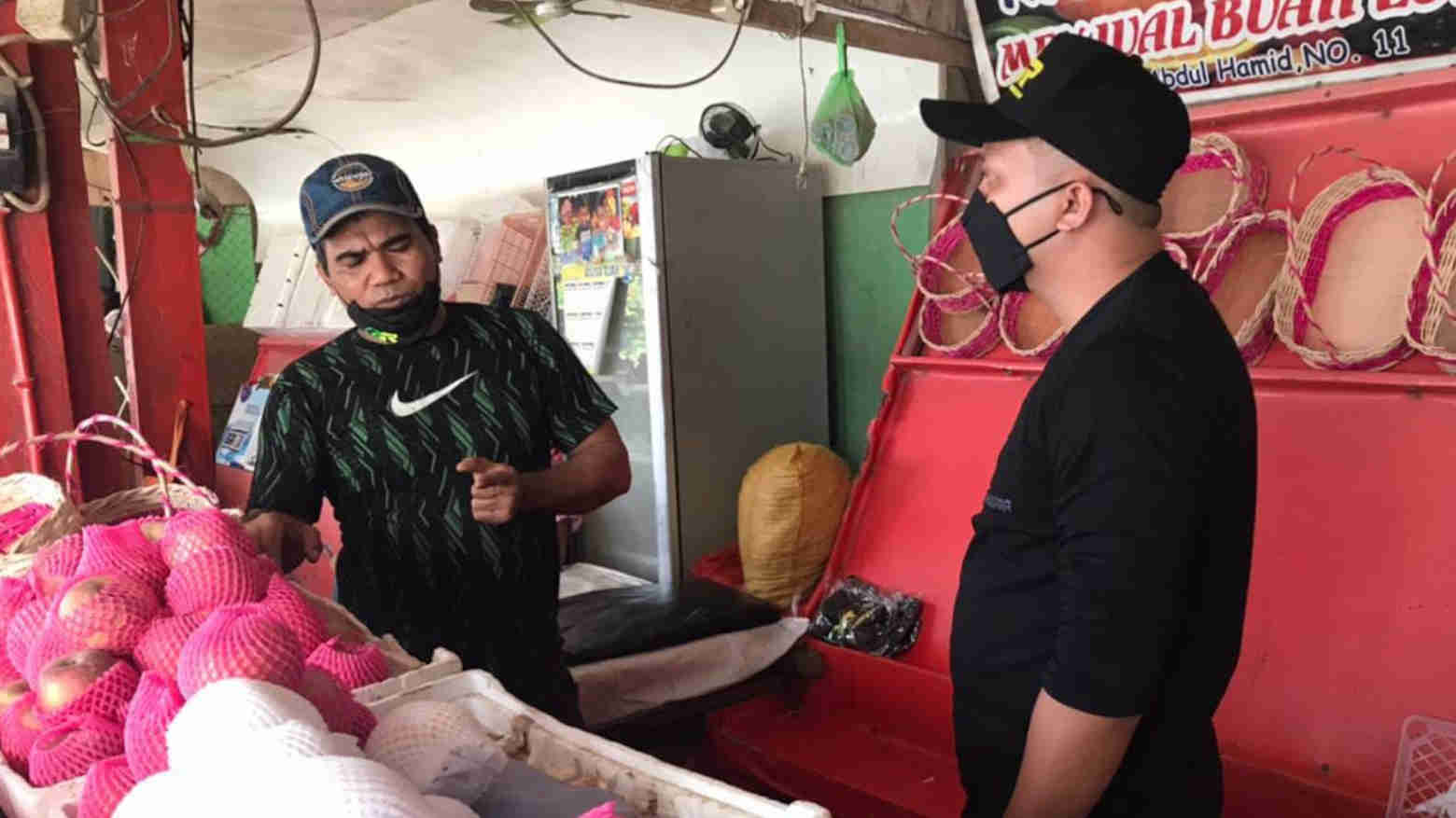 Daeng Awi sedang melayani pembeli dari relawan ASR yang akan menyuplai buah untuk warga yang sedang Isoman. Foto: Ist.