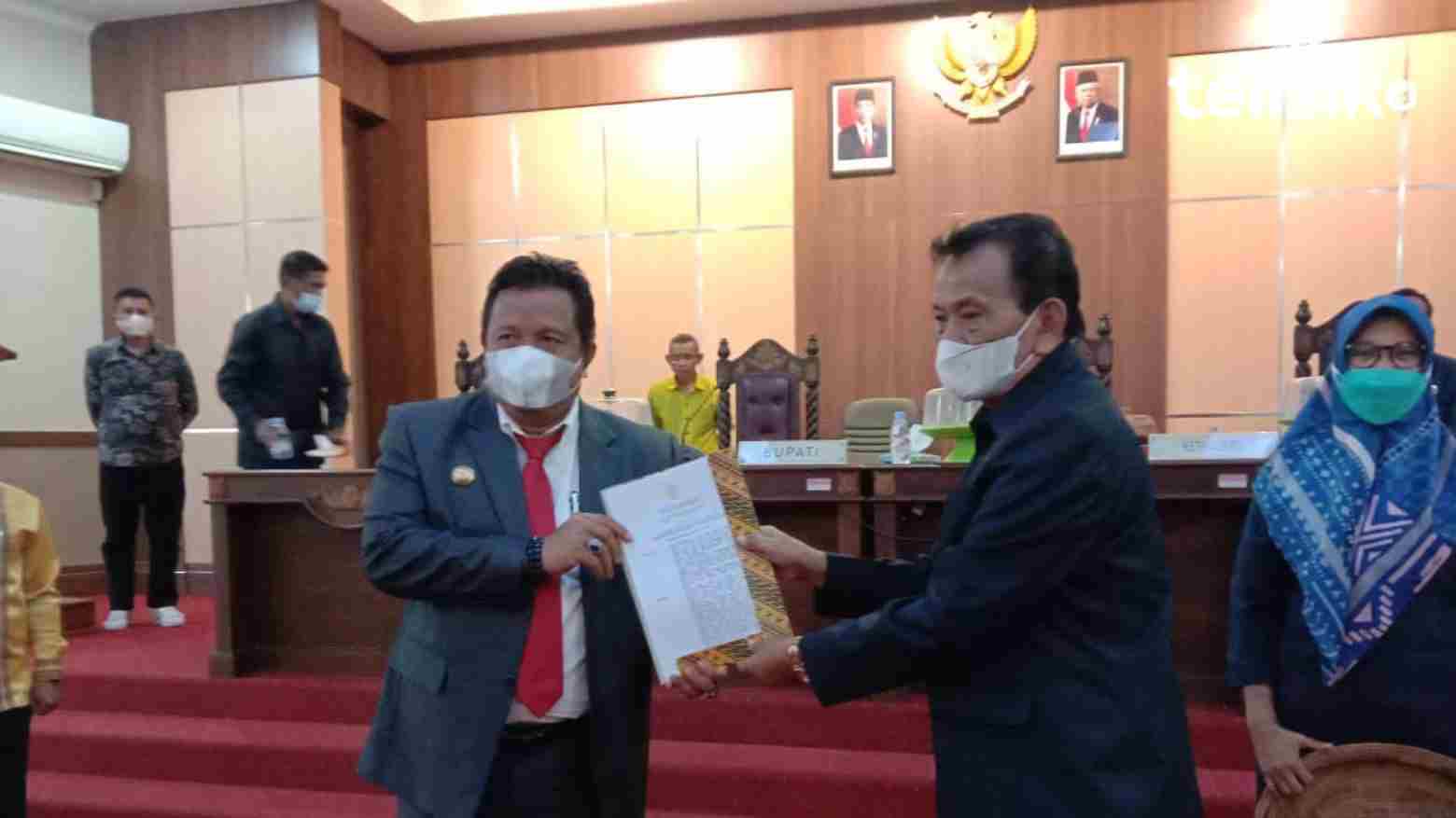 Ketua DPRD Muna, La Saemuna (kanan) menyerahkan dokumen LKPj ke Bupati, LM Rusman Emba (kiri). Foto: Sunaryo/Telisik