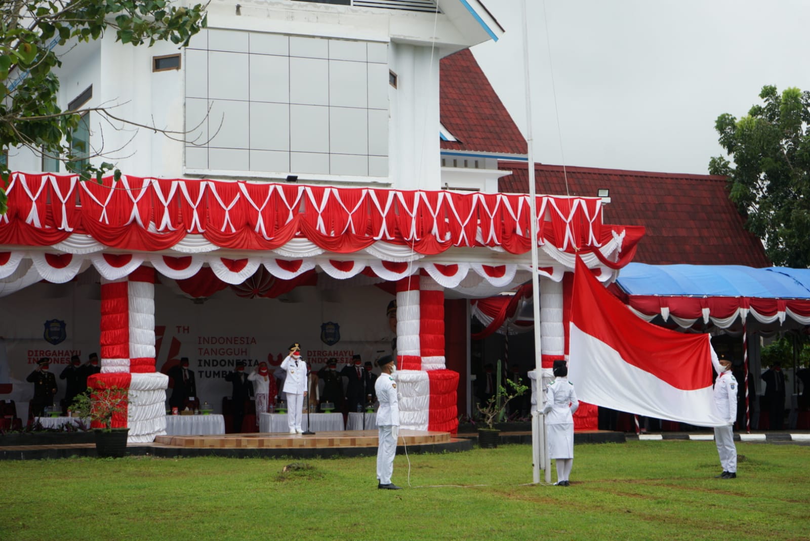 Suasana upacara HUT RI ke-76 di halaman Kantor Bupati Wakatobi. Foto: Ist.