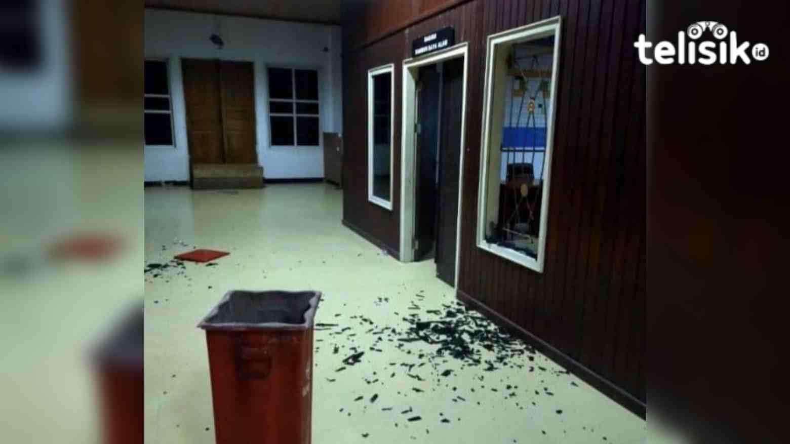 Kaca di kantor Bupati Muna yang dipecahkan. Foto: Sunaryo/Telisik