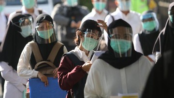 Peserta SKD CPNS berbaris dengan protokol kesehatan COVID-19. Foto: Repro CNN Indonesia