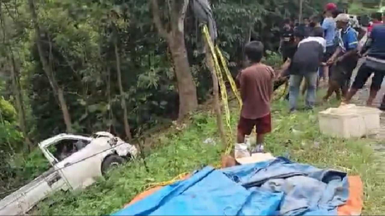 Proses evalukuasi mobil jatuh dari jurang. Foto: Ist.