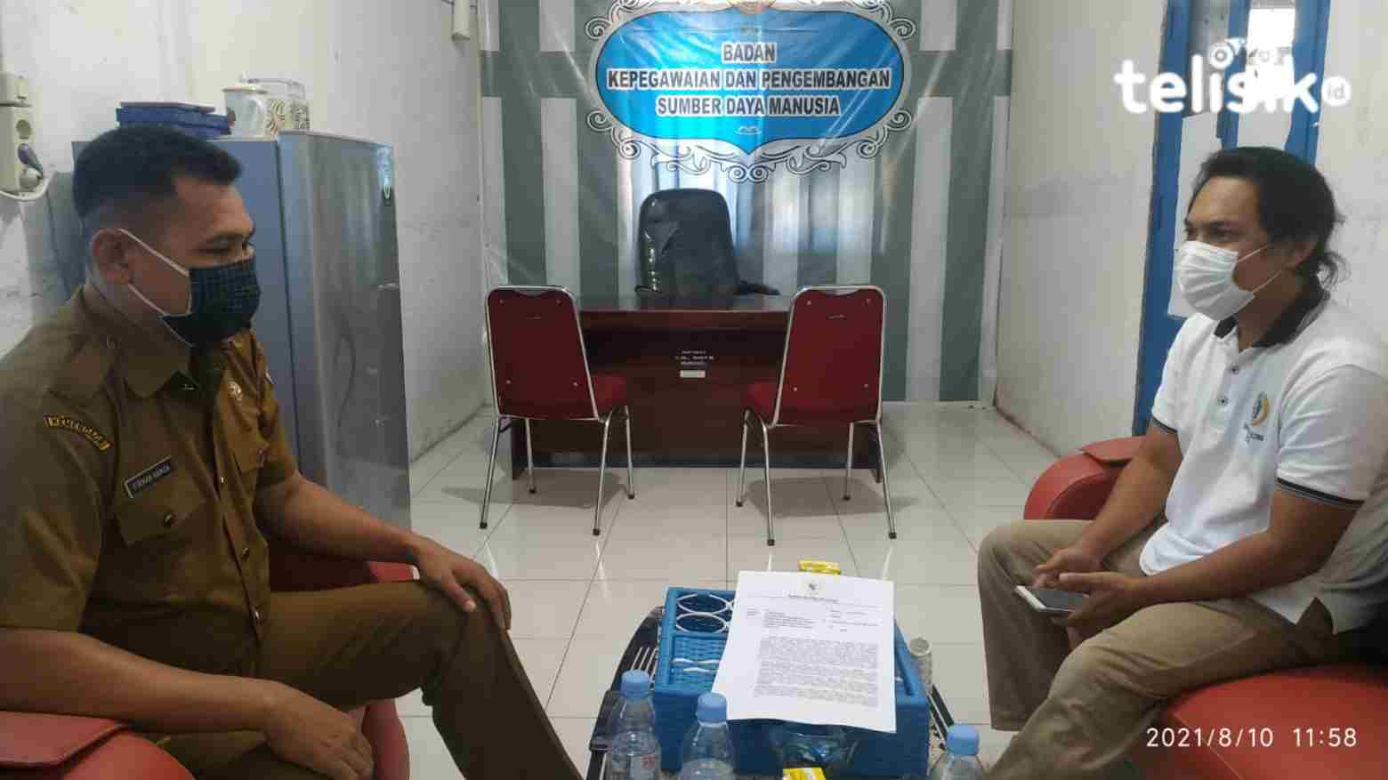 Kepala BKPSDM buton Selatan, La Ode Firman Hamzah (kiri), saat ditemui awak media di ruang kerjanya. Foto: Deni/Telisik