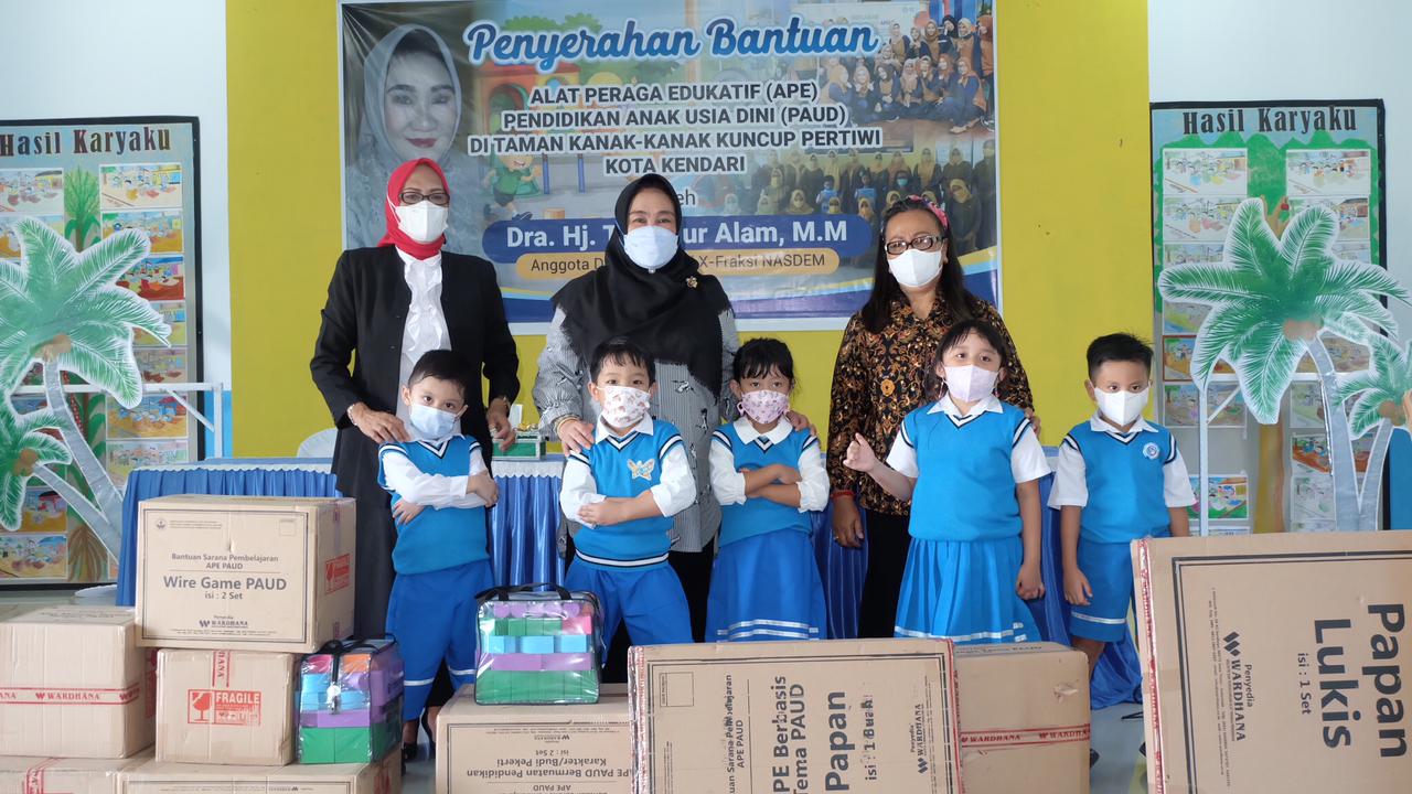 Penyerahan 25 alat peraga dari Anggota DPR RI, Tina Nur Alam. Foto: Ist.