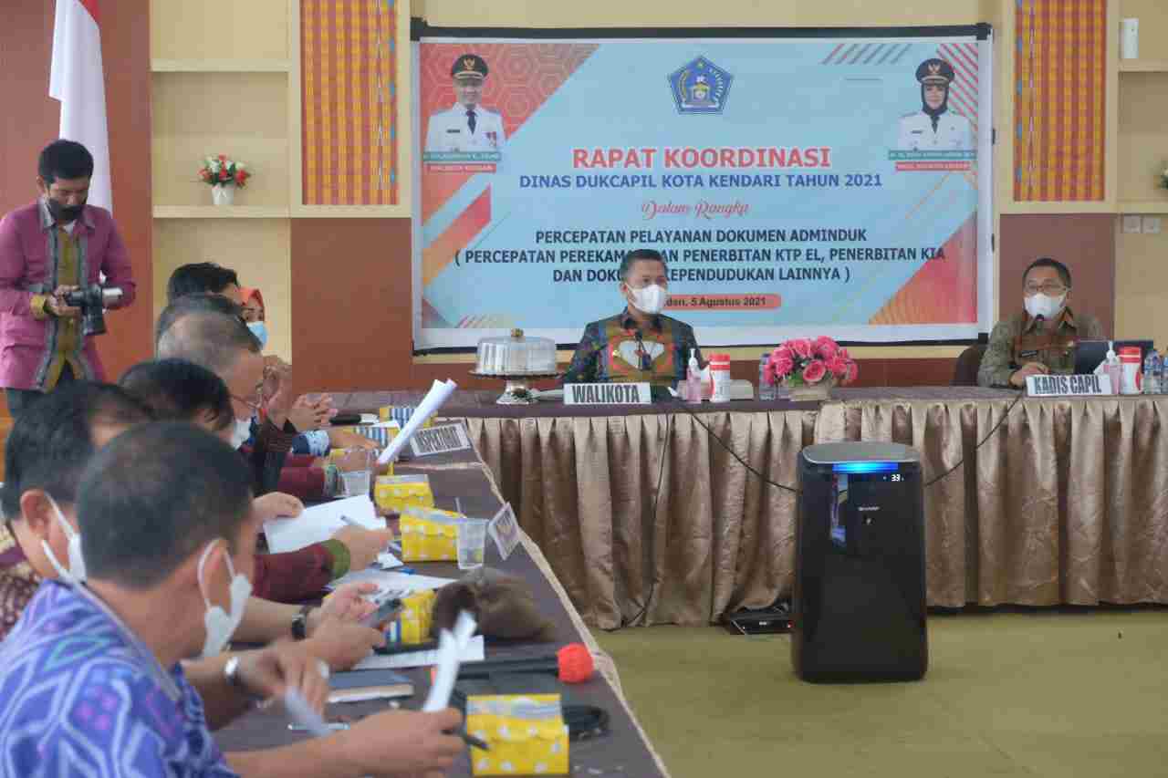 Wali Kota Kendari memimpin Rakor percepatan pelayanan dokumen kependudukan. Foto: Sumarlin/Telisik
