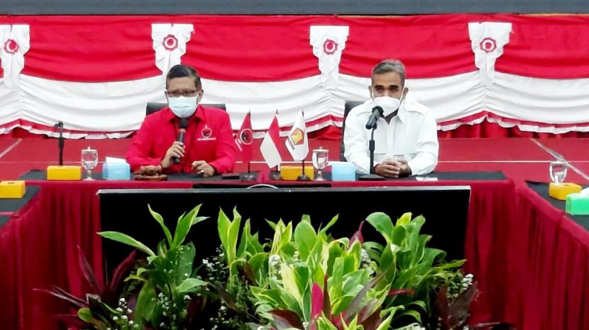 Sekretaris Jenderal PDIP Hasto Kristiyanto dan Sekretaris Jenderal Partai Gerindra Ahmad Muzani menggelar pertemuan di kantor DPP PDIP, Jakarta. Foto: Repro republika.co.id