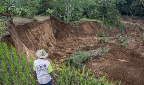 Warga melihat tebing yang longsor di Nagrak, Kabupaten Sukabumi, Jawa Barat. Foto: Repro Antara