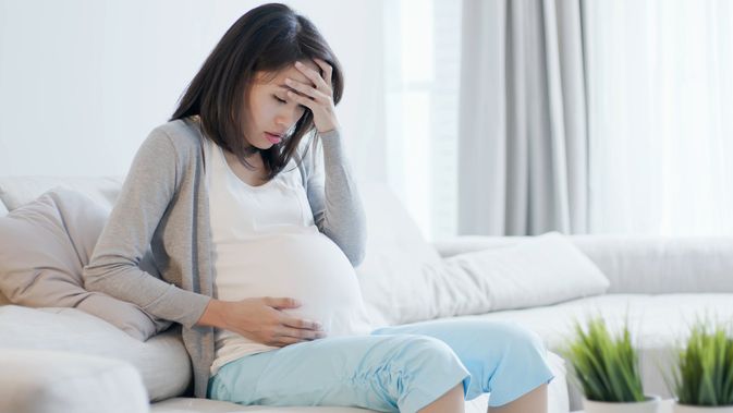 Ibu hamil yang sedang mengalami baby blues syndrome. Foto: Repro klikdokter.com