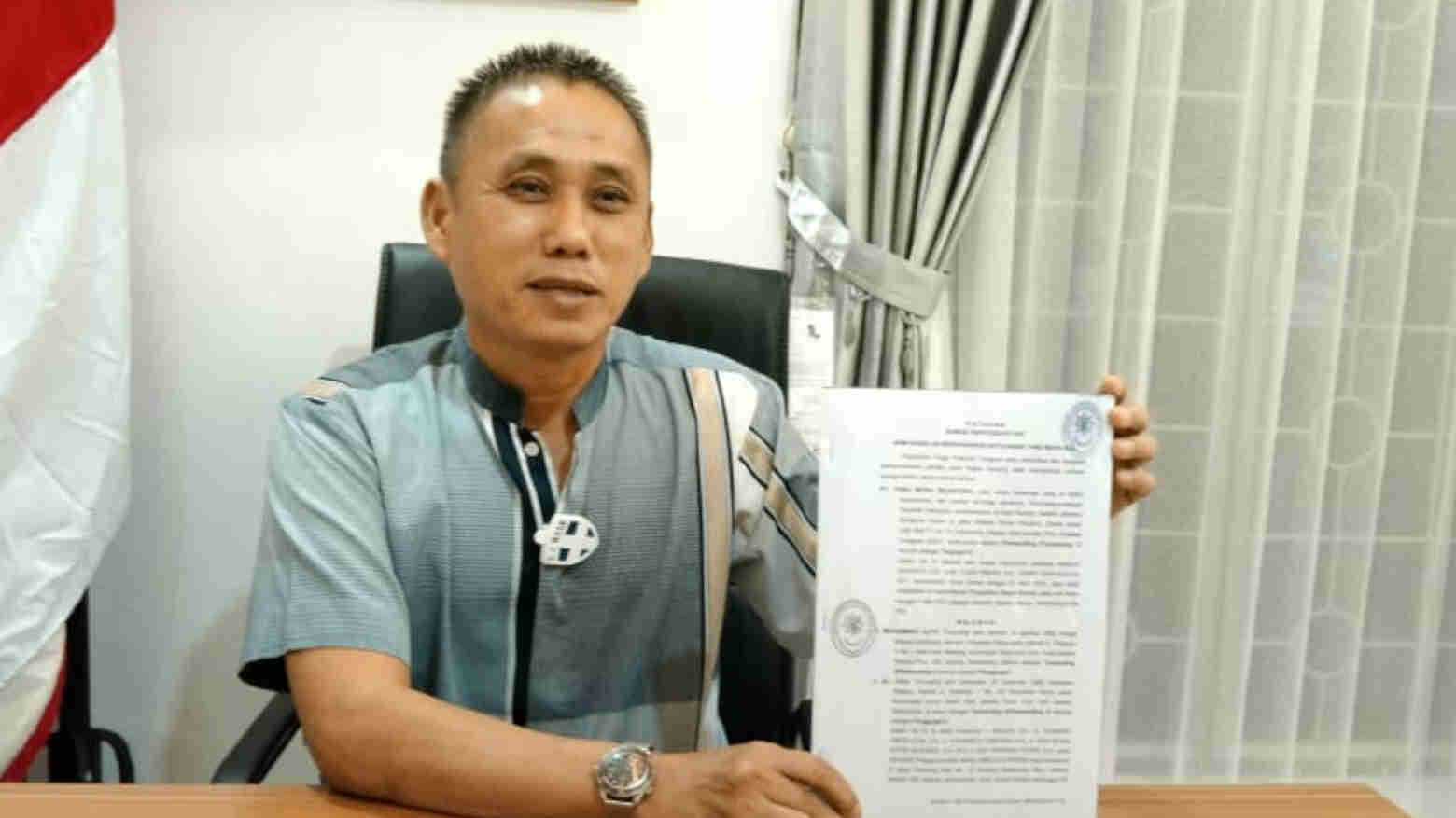 Pengacara PT TMS Safarullah, menunjukkan putusan Pengadilan Tinggi Sultra terkait penolakan banding yang dilakukan Muh. Lutfi dan Ali Zaid. Foto: Ist.